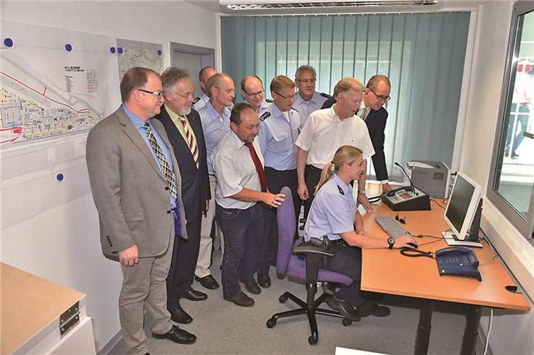 Polizei bezieht neues Sicherheitshaus  Besichtigungsrunde: eine von zwei Befehlsstellen der neuen Polizei-Einsatzleitung am Nürburgring