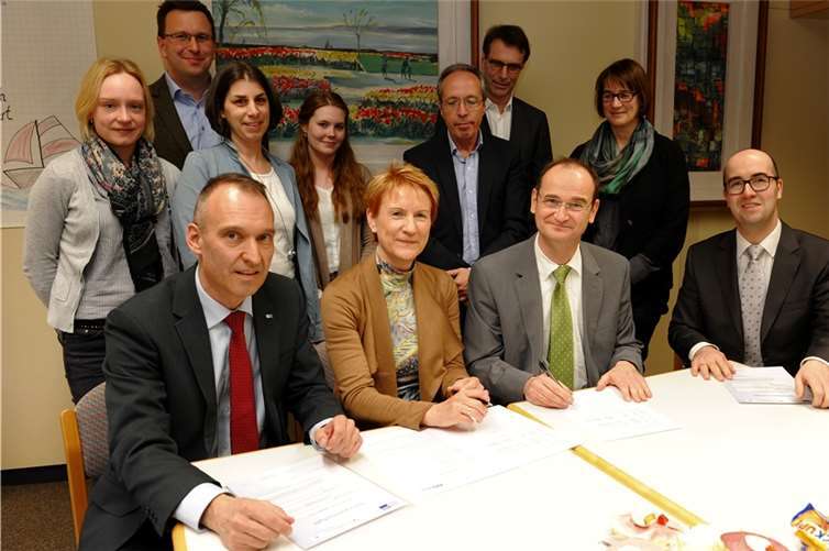 Besiegelten die Schulpartnerschafts-Vereinbarung zwischen der Berufsbildenden Schule Bad Neuenahr-Ahrweiler und dem Marienhaus Klinikum im Kreis Ahrweiler (vorne, von links): Dr. Bernd Greulich (Regionalgeschäftsführer IHK Koblenz), Adelgunde Kontakis (stellvertretende Leiterin Berufsbildende Schule) und Thomas Karls (Kaufmännischer Direktor Marienhaus Klinikum). FIX