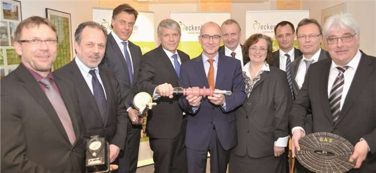Besiegelten gelebte Kontinuität (v.li.): Siegbert Kobus, Heinz-Peter Witt, Rainer Hegmann, Dr. Heinz-Willi Mölders, Bürgermeister Bert Spilles, Peter Möltgen, Pia-Maria Gietz, Thomas Bley, Christian Metze und Egon Pützer. Stadt Meckenheim