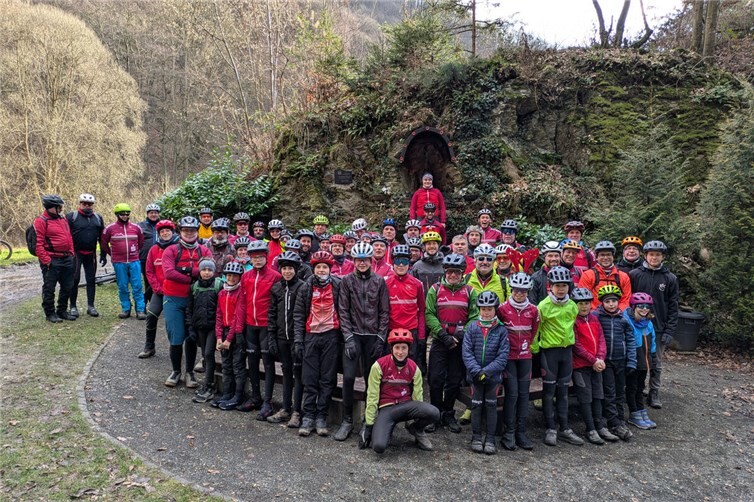 Besinnerlicher Jahresabschluss des Mayener Radsportclub an der „Schwarzen Madonna“ im Achterbachtal bei St. Jost.Foto: Martin Schäfer