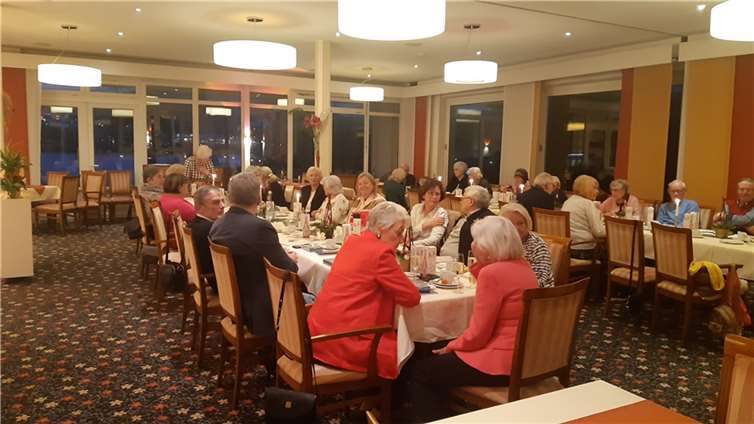Besinnliche Stunden mit Weihnachtsgeschichten, Klavierbegleitung und Tombola bei der CDU-Senioren-Union.  Foto: privat