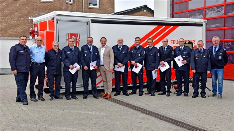 Besondere Anerkennung erhielten in diesem Jahr wieder Kameradinnen und Kameraden, die sich über viele Jahre hinweg mit außergewöhnlichem Engagement in den Dienst der Feuerwehr gestellt haben. Fotos: Feuerwehr der VG Weißenthurm / Detlef Schneider