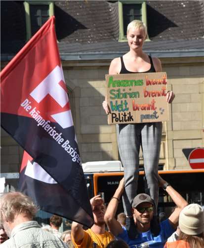 Besondere Aufmerksamkeit zog diese Demo Teilnehmerin auf sich.
