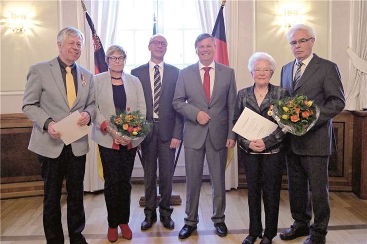 Besondere Auszeichnung: (V.l.) Harald Pohl, Helga Ulmen-Pohl, Kulturdezernent Detlef Knopp, Präsident Dr. Ulrich Kleemann, Friederike Jung und Heinz-Josef Jung.privat