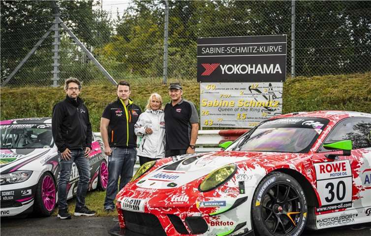 Besondere Ehre: Die Sabine-Schmitz-Kurve ist ab sofort offiziell Teil der Nordschleife. Das Schild wurde im Beisein ihrer Familie – Klaus Abbelen, Ursula und Beat Schmitz – sowie Ringsprecher Alexander Gerhard (v.r.n.l.) enthüllt. Foto: Nürburgring