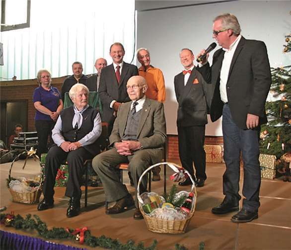 Besondere Ehre: (V.) Die Ältesten, Gertrud Heck und Josef Assenmacher; (h.v.l.) Astrid Schneider (Damenkomitee), Stefan Schwark (Feuerwehr), Werner Bens (TuRa), Kurt Brozio (Ortsvorsteher), Heinz Schneppen (KGO), Hermann Hünikens (Kirchenchor) und Moderator Peter Eich.  privat