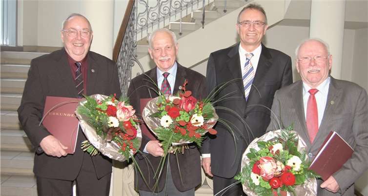 Besondere Ehre: (V.l.) Herbert Woidtke, Dieter Borgolte, Landrat Rainer Kaul und Klaus Mertensacker. 