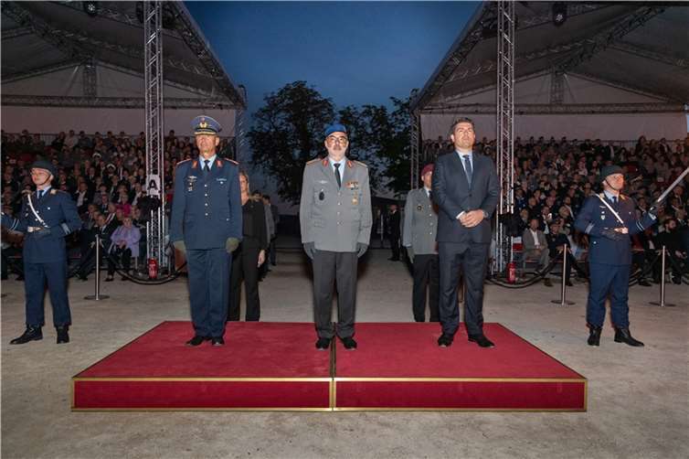 Besondere Ehrung für den ehemaligen Inspekteur des Sanitätsdienstes der Bundeswehr (Mitte)auf der Festung Ehrenbreitstein in Koblenz.