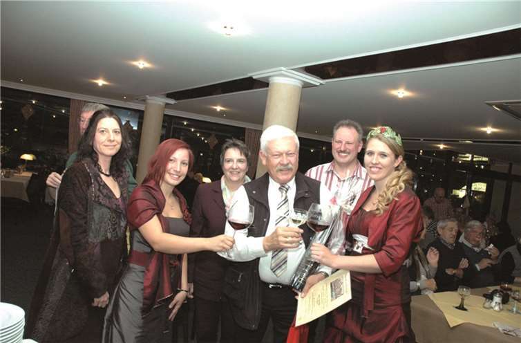 Besondere Ehrung (v.l.): Vorsitzende Weinort Altenahr Eva Flügge, Weinprinzessin Elisabeth Parschau, Petra Lang, Busfahrer Alex Uitslag, Günter Lang, Weinkönigin Lisa Schmidt.UM