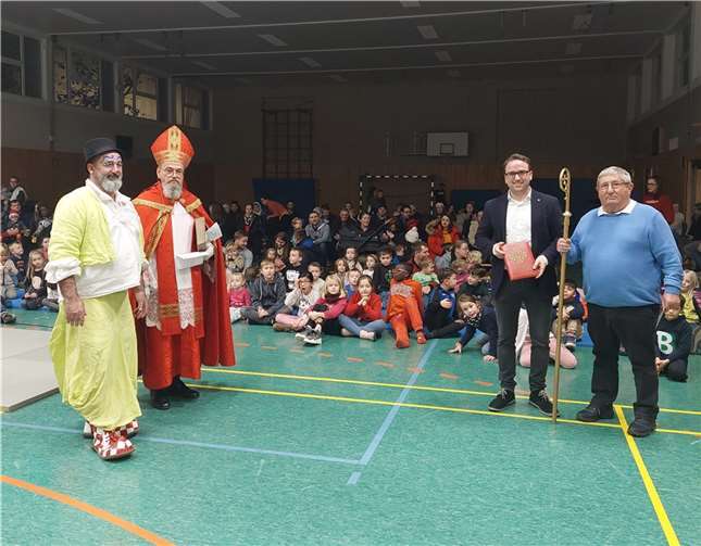 Besondere Gäste und heilige Gaben: Nikolaus besuchte die Turnerinnen und Turner. Quelle: Turnverein Bad Breisig