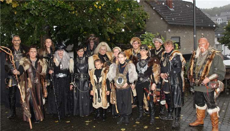 Besondere Gäste waren die „Schwarzen Hunnen“,die das Weinfest in Oberzissen besuchten. Foto: WK