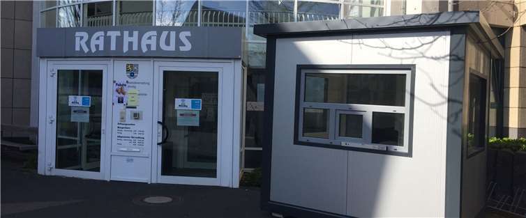 Besondere Situationen bedürfen besonderer Maßnahmen. Die neue „InfoBox“ der Verbandsgemeinde Mendig soll weiterhin den Service der Verwaltung für Bürgeranliegen und Dienstleistungen gewährleistet.Quelle: VG Mendig