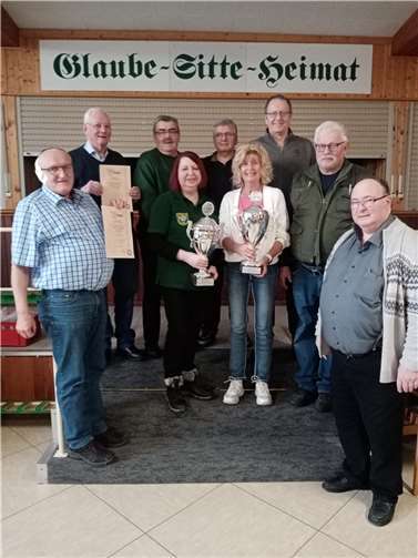 Besonderen Grund zur Freude hatten die Schützen aus Metternich in der Mannschaftswertung, die hier in beiden Disziplinen die meisten Punkte erringen und somit beide Pokale wieder mit nach Hause nehmen konnten. Foto: privat