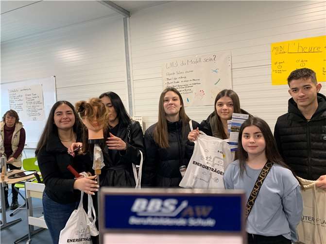 Besonderen Spaß hatten die Jugendlichen bei praktischen Übungen rund um unterschiedliche Berufsfelder.  Quelle: VG Bad Breisig