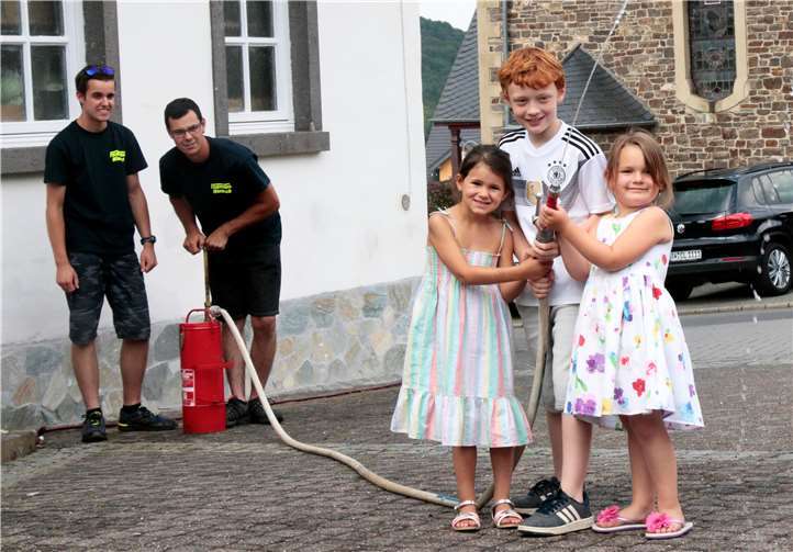 Besonderen Spaß machte das Spritzen mit der Kübelspritze.