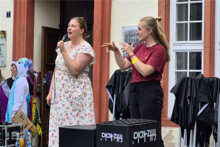 Besonderer Dank galt den beiden Gebärdensprachdolmetscherinnen, die den CSD begleiteten.
