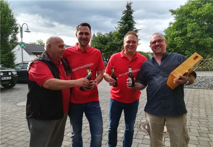 Besonderer Gast auf dem Sommerfest war der zukünftige Linzer Prinz in Lauerstellung, Baffy I. (2. v. re.) mit seinem Adjutanten Franky (2. v. li).