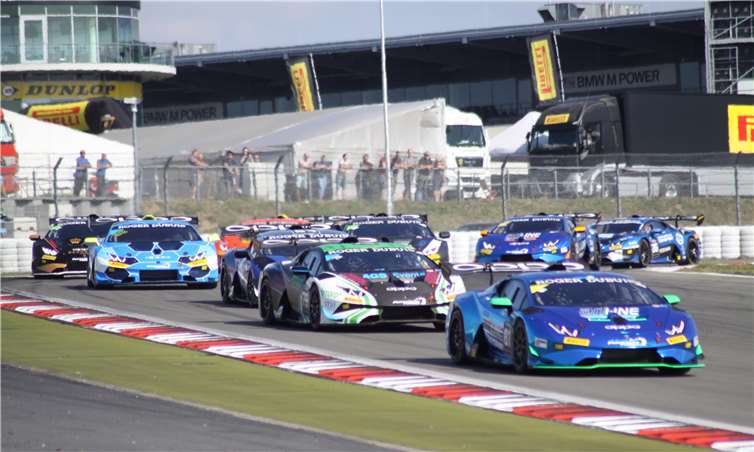 Besonderer Zuschauermagnet war die Lamborghini Trophy, deren unverkennbarer Sound die Herzen der Sportwagenfans höherschlagen ließ. Foto: DEB