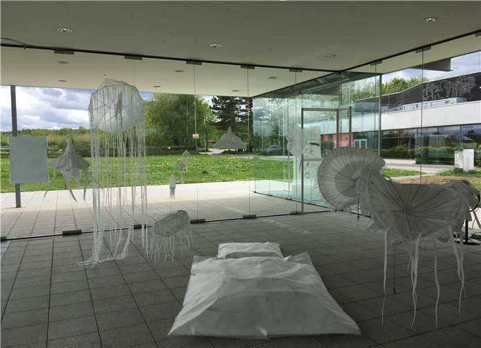 Besonders Gamma-Wehrlis Papierobjekte strahlen Leichtigkeit aus.