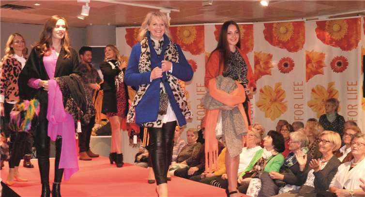 Besonders angesagt bei der Damen-Mode sind Animal-Prints kombiniert mit farbenfrohen Kuschelstoffen