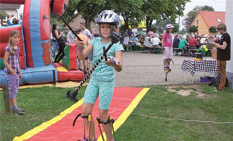 Besonders attraktiv für die Kinder war das Angebot der Zirkusschule „‘reinspaziert“, die dem Nachwuchs die ersten Tricks und Kniffe für die Arbeit in der Zirkusmanege beibrachten. JOST
