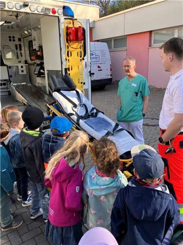 Blutdruck, Ultraschall und Rettungswagen – Vorschulkinder auf Entdeckungstour Besonders aufregend war, dass die Kinder sich sogar einen Krankenwagen anschauen durften.