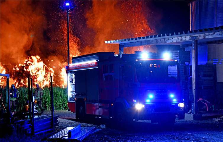 Besonders beansprucht waren die VG-Feuerwehrleute vom Brand eines großen Strohballenlagers am Heinrichshof.Fotos: Feuerwehr VG Weißenthurm / Detlef Schneider