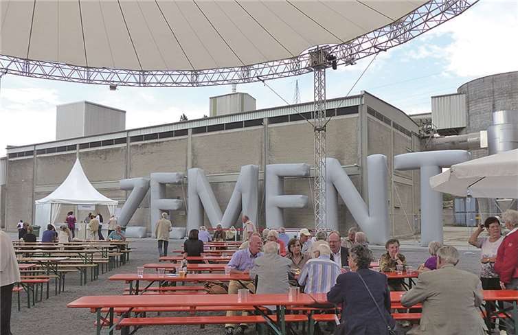 Besonders beeindruckend war die Kulisse des Festplatzes, auf dem man sich nun, mitten auf dem Werksgelände, zwischen einzelnen Betonsilos befand. VA