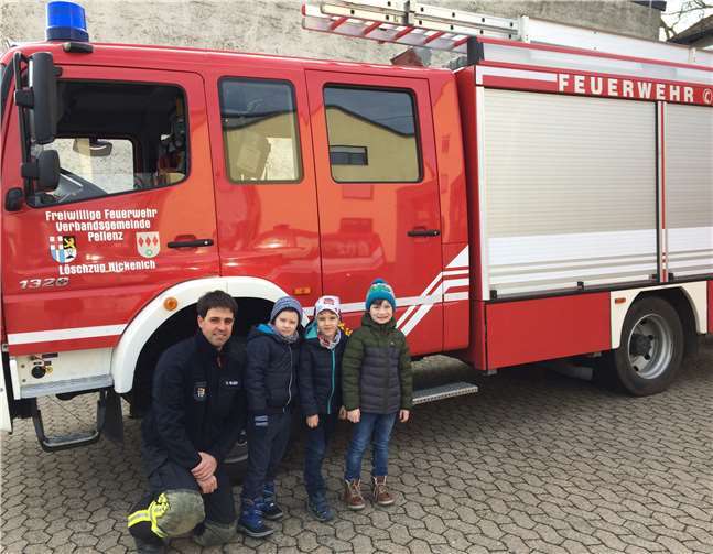 Besonders beeindruckt waren die Kinder natürlich von den Feuerwehrfahrzeugen. Foto: privat