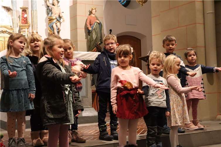 Gelungener Mertlocher Advent Besonders begeistert waren alle von den sehr lebendig gestalteten Singstücken der Kindergartenkinder.