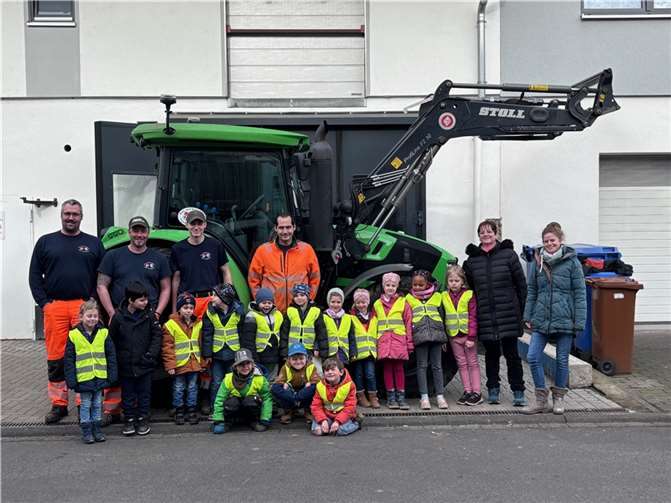 Besonders begeisterte der Fuhrpark des Bauhofs. Foto: Kita Regenbogenland Erpel