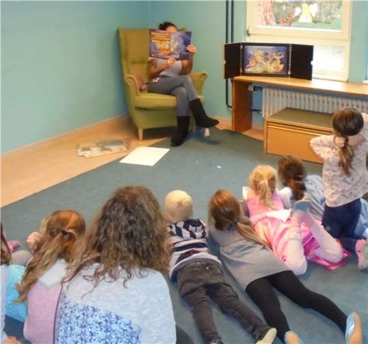 Besonders beliebt bei den Zuhörern im „Haus für Kinder“ sind spannende Geschichten erzählt mit dem Kamishibai. Foto: privat