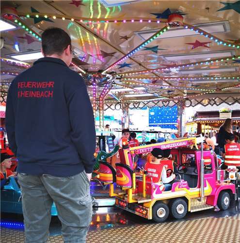 Viel Spaß, eine pinke Drehleiter und leckeres Popcorn Besonders beliebt war bei dem Feuerwehrnachwuchs die pinke Drehleiter des Kinderkarussels.