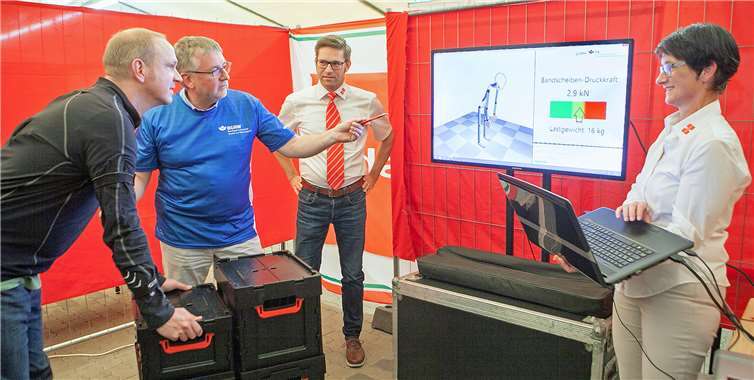 Besonders beliebt war der CUELA-Rückenparcours, wo mithilfe einer sensorbestückten Weste die Belastung der Wirbelsäule direkt bei der Ausübung einer Tätigkeit optisch dargestellt wurde.