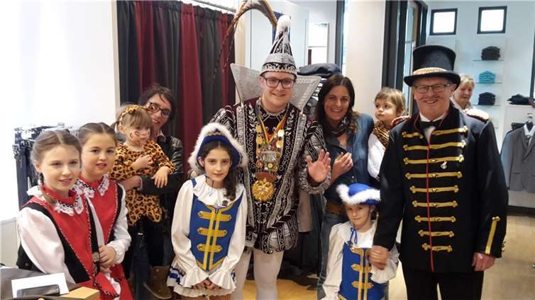 Besonders der Nachwuchs der Geisen-Mintgen-Familie war heiß darauf, einen Prinzenorden von Prinz Timo überreicht zu bekommen. privat