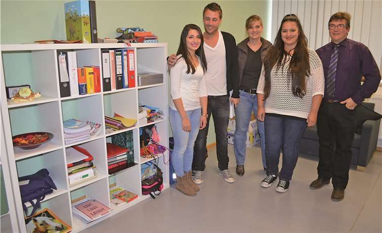 Besonders des großartigen Engagements der Schülervertretung, um Samia Hasso (l.) und Dunja El-Battahi ( 2.v.r.), ist es zu verdanken, dass so vielen Flüchtlingskindern nun mit den Notwendigsten geholfen werden kann.