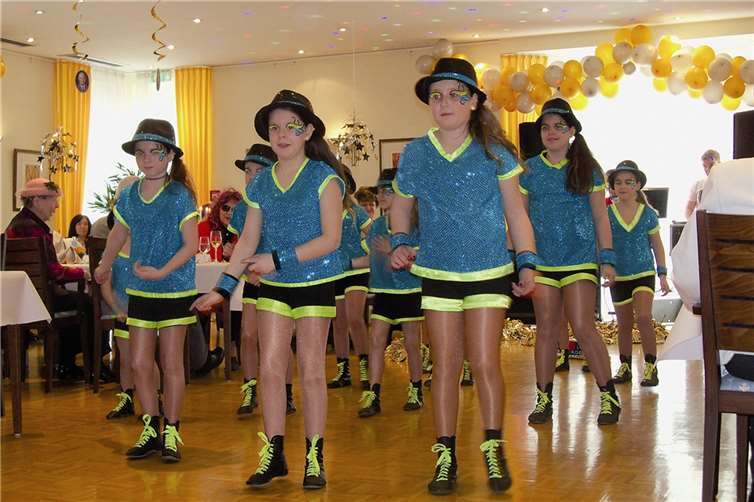 Besonders die Darbietungen der Kindertanzgruppen sorgten bei den Bewohnerinnen und Bewohnern für gute Stimmung. privat