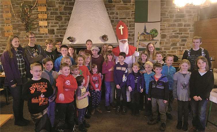 Besonders die Kinder freuten sich über den Besuch des St. Nikolaus. privat