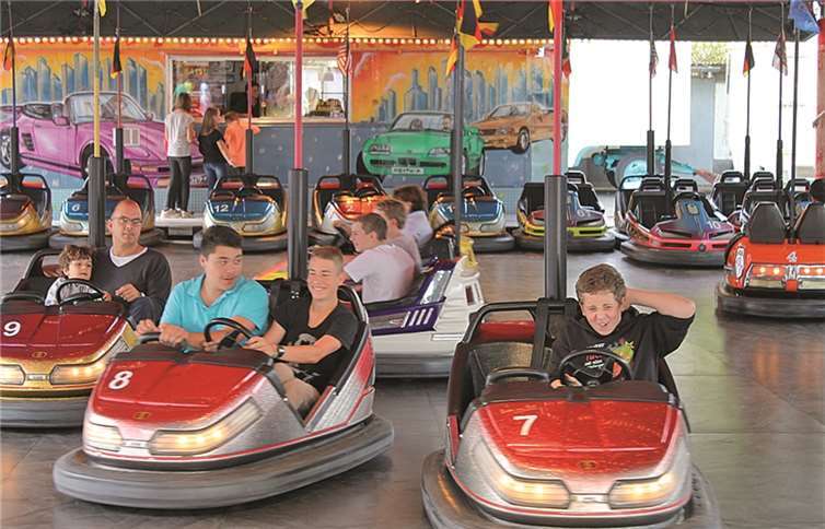 Besonders die Kinder hatten Spaß auf dem Kirmesplatz, wie hier beim Autoscooter. PL