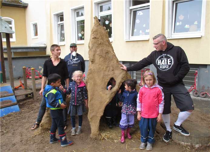 Besonders die Kinder hatten viel Freude beim Bau des Tipis. Foto: privat