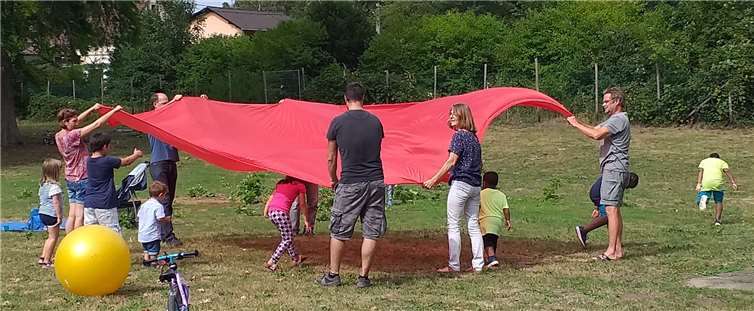 Besonders die Kleinen hatten großen Spaß mit dem Schwungtuch. Fotos: privat