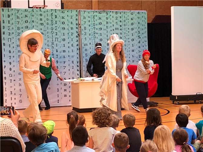 Besonders die Kostüme und Gesangseinlagen begeisterten die Kinder in Bad Bodendorf.  Foto: Grundschule Bad Bodendorf