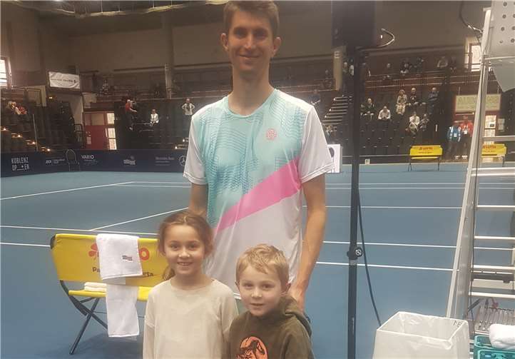 Besonders die beiden deutschen Profis Daniel Masur (ATP Weltrangliste Doppel 180) und Yannick Maden (ATP Einzel 116) hatten es dem Altenahrer Tennisnachwuchs angetan und so wurden fleißig Autogramme gesammelt und Matches angeschaut.Foto: privat