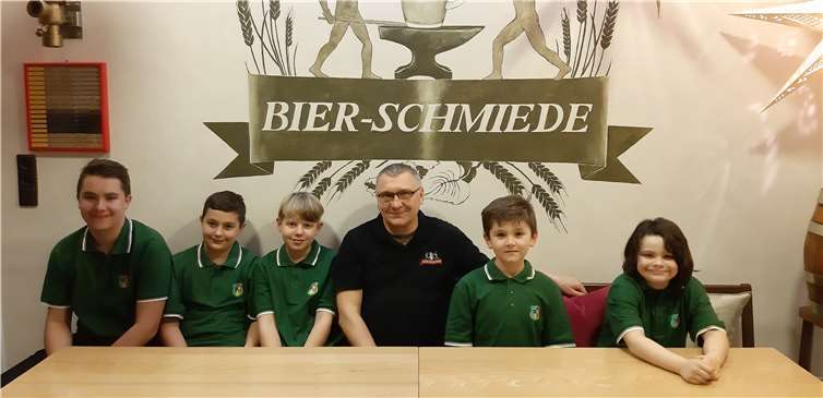 Besonders die jüngsten Angelsportler freuen sich über die neuen Shirts. Foto: privat