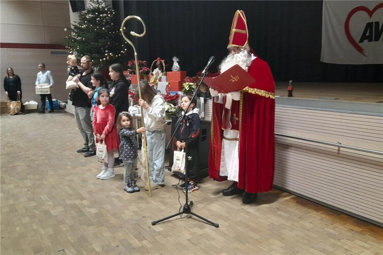 Besonders die jüngsten Besucher strahlten vor Vorfreude, als der Nikolaus persönlich erschien, um die Kinder zu beschenken und mit kleinen Geschichten zu begeistern. Fotos: AWO-Ortsverein Polch