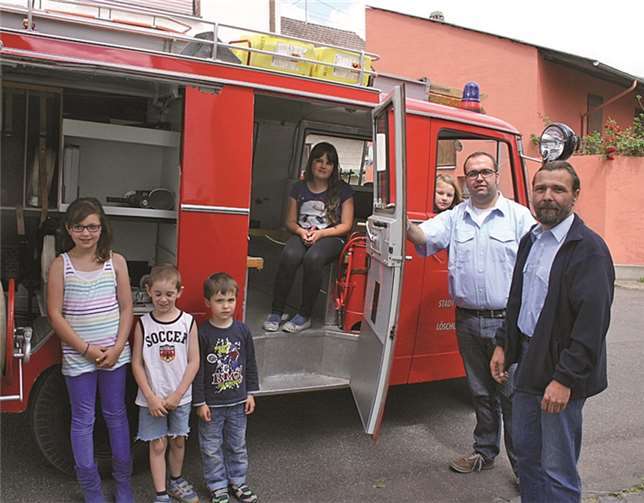 Besonders die kleinen Besucher freuten sich darauf, ein Feuerwehrauto aus der Nähe zu betrachten und auch einmal mitfahren zu dürfen. RÜ