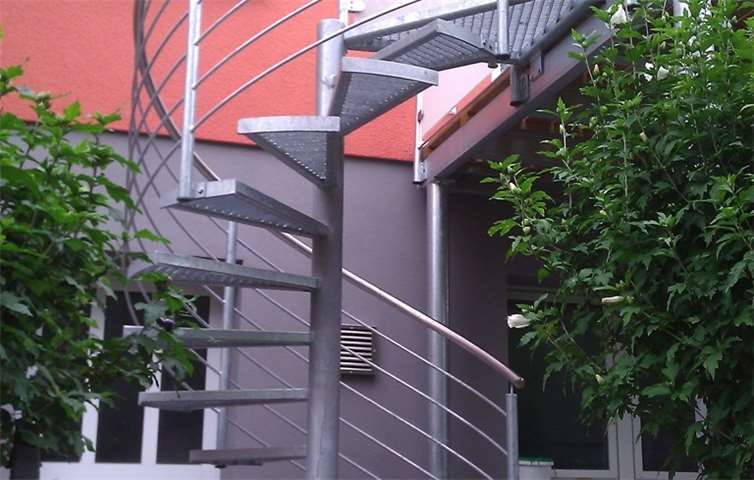Besonders einfach lassen sich vorgestellte Balkone thermisch von der Gebäudehülle trennen. Foto: Nicole Siepe