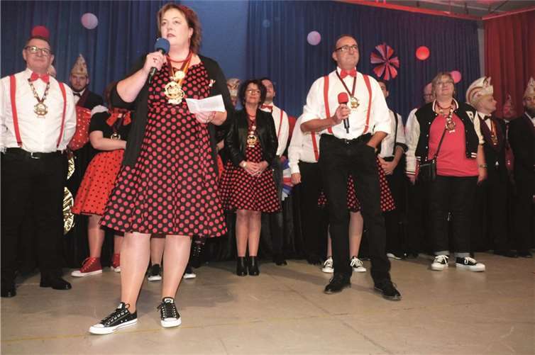 Besonders emotional ging es bei der Verabschiedung des bis dahin noch amtierenden Prinzenpaares „Prinz Jockel I. vom närrischen Rat und Prinzessin Sandra I. vom Kaiserplatz und deren Hofstaat zu