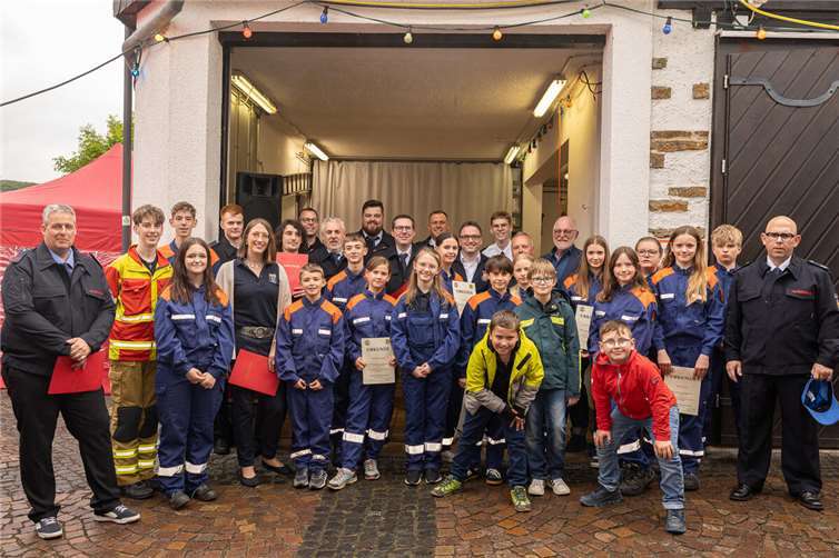 Gemeinschaft, Genuss und gute Laune Besonders erfreulich war die Aufnahme mehrerer Kinder in die Jugendfeuerwehr Waldorf. Foto: Michael Schmitz