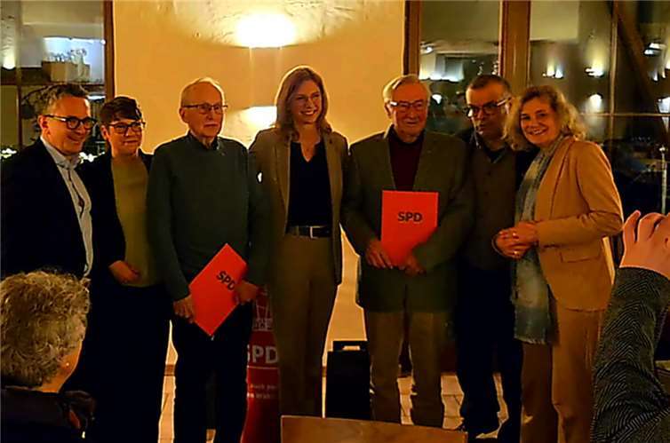 Besonders erfreut war Bätzing-Lichtenthäler über die Gelegenheit, zwei Genossen für ihre langjährige Parteizugehörigkeit auszeichnen zu können. Foto: Gülser SPD